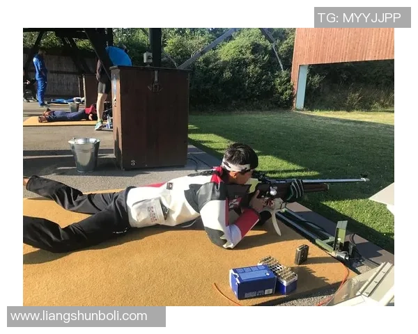 足球场上的特种兵是谁？揭秘球星背后的军事素养与极限挑战